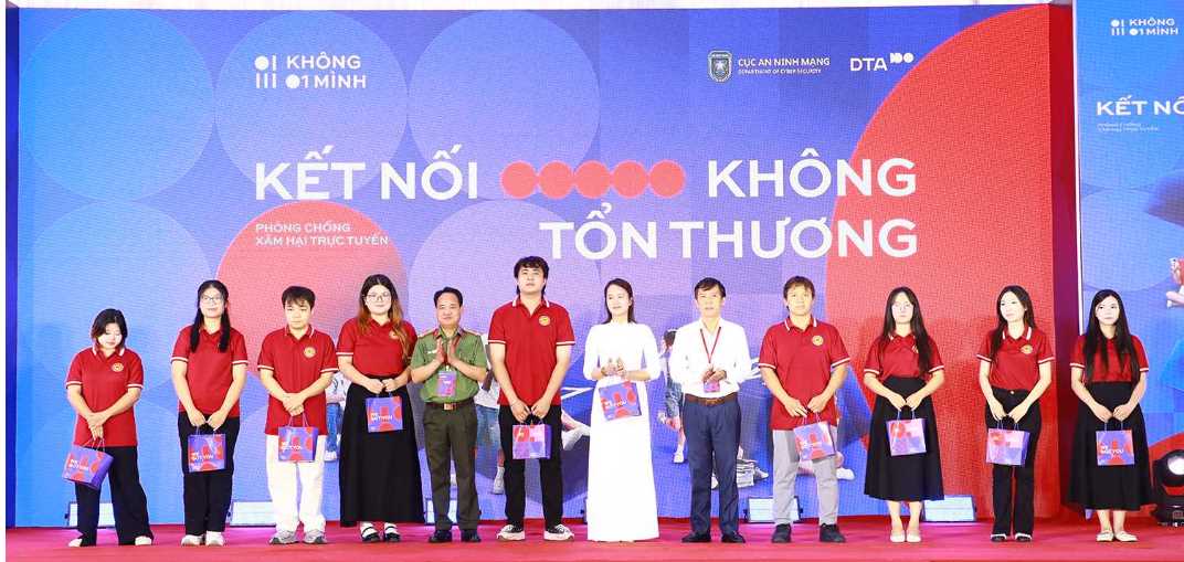 Khoa Văn hóa – Nghệ thuật lan tỏa thông điệp “Không một mình” qua các tác phẩm mỹ thuật và hoạt động biểu diễn